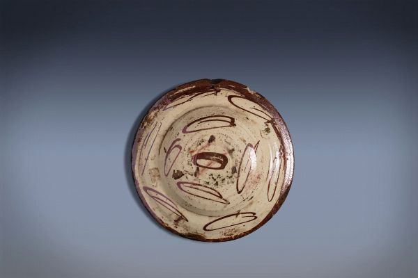 Piatto ispano-moresco in ceramica a lustro con motivi geometrici, secolo XVIII  - Asta Incanti d'Arte - Associazione Nazionale - Case d'Asta italiane