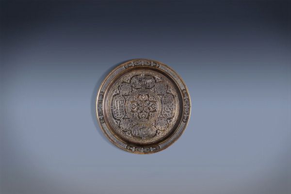 Piatto egiziano in metallo ageminato in argento, secolo XIX  - Asta Incanti d'Arte - Associazione Nazionale - Case d'Asta italiane
