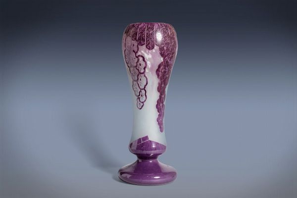 Vaso in pasta di vetro a due colori con decoro floreale geometrizzante  - Asta Incanti d'Arte - Associazione Nazionale - Case d'Asta italiane