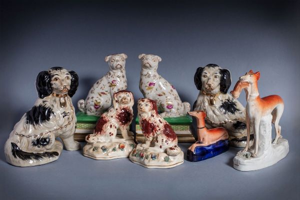 Gruppo di otto cani in porcellana e ceramica policroma, secolo XX  - Asta Incanti d'Arte - Associazione Nazionale - Case d'Asta italiane