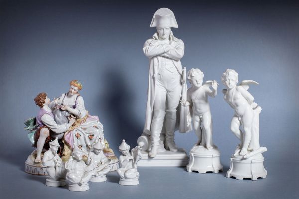 Lotto composto da otto statuette, di cui sette in porcellana e una in biscuit, secolo XX  - Asta Incanti d'Arte - Associazione Nazionale - Case d'Asta italiane