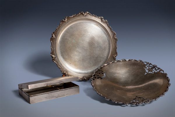 Lotto composto da tre oggetti in argento 800: alzatina, piatto, e scatola portasigarette  - Asta Incanti d'Arte - Associazione Nazionale - Case d'Asta italiane