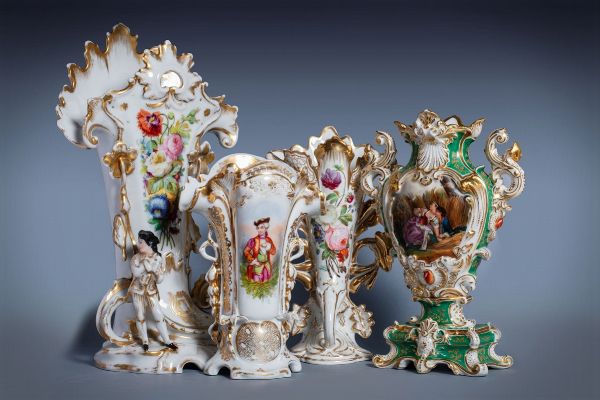 Lotto composto da quattro vasi in porcellana, in stile Luigi Filippo, secoli XIX-XX  - Asta Incanti d'Arte - Associazione Nazionale - Case d'Asta italiane