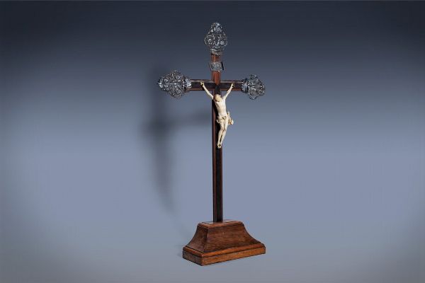 Crocifisso in avorio, su croce in legno, con terminali in argento, secolo XIX  - Asta Incanti d'Arte - Associazione Nazionale - Case d'Asta italiane