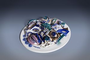 Milan Martink - Placca in porcellana con decorazioni a rilievo policromo, in ovale