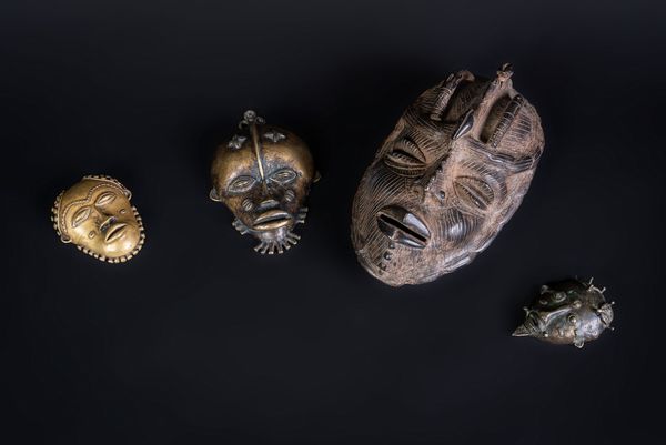 Arte africana : Quattro maschere in metallo Africa sub Sahariana  - Asta ASTA 285 - ARTE AFRICANA E OCEANIA DA DUE IMPORTANTI COLLEZIONI PRIVATE EUROPEE - Associazione Nazionale - Case d'Asta italiane