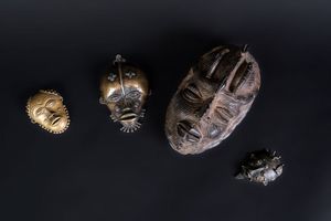 Arte africana : Quattro maschere in metallo Africa sub Sahariana  - Asta ASTA 285 - ARTE AFRICANA E OCEANIA DA DUE IMPORTANTI COLLEZIONI PRIVATE EUROPEE - Associazione Nazionale - Case d'Asta italiane