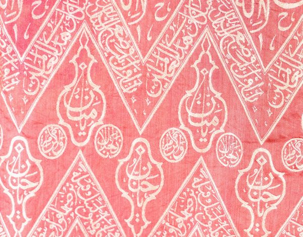 Arte Islamica : Tessuto copertura di tomba su sfondo rosso  XX secolo  - Asta ASTA 286 - ARTE ISLAMICA E INDIANA include dipinti orientalisti - Associazione Nazionale - Case d'Asta italiane