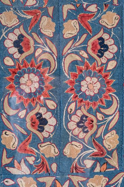 Arte Islamica : Tessuto ricamato con fiori su sfondo blu Persia, tardo XVIII secolo  - Asta ASTA 286 - ARTE ISLAMICA E INDIANA include dipinti orientalisti - Associazione Nazionale - Case d'Asta italiane