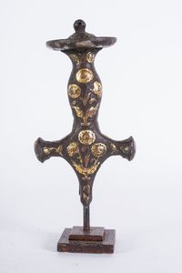 Arte Islamica - Impugnatura di talwar in ferro con lumeggiature in oro  India Meridionale, XVIII secolo