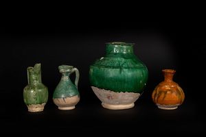 Arte Islamica - Lotto di quattro oggetti in ceramica invetriata  Iran e/o Spagna, XIII e XIX secolo (?)