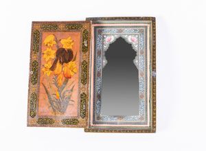 Arte Islamica : Specchio Qajar in legno intagliato e laccato firmato Alim Al-Abd Mohammad e datato 1271 AH (1855 AD)  - Asta ASTA 286 - ARTE ISLAMICA E INDIANA include dipinti orientalisti - Associazione Nazionale - Case d'Asta italiane
