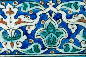 Arte Islamica : Mattonella da bordo su sfondo blu Turchia ottomana, XVII secolo  - Asta ASTA 286 - ARTE ISLAMICA E INDIANA include dipinti orientalisti - Associazione Nazionale - Case d'Asta italiane