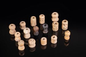 Arte Islamica - Gruppo di sedici pedine in osso  Egitto o Iran, X secolo