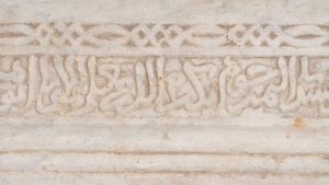 Arte Islamica : Lastra tombale in marmo bianco  Medioriente, XVII - XVIII secolo  - Asta ASTA 286 - ARTE ISLAMICA E INDIANA include dipinti orientalisti - Associazione Nazionale - Case d'Asta italiane