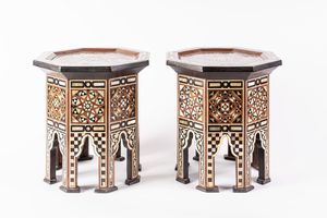 Arte Islamica - Coppia di tavolini in legno intarsiato con madreperla, guscio di tartaruga e avorio Vicino Oriente, inizio XX secolo
