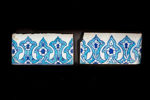 Arte Islamica - Coppia di mattonelle Iznik da bordo decorate in blu e turchese Tuchia Ottomana, XVII secolo