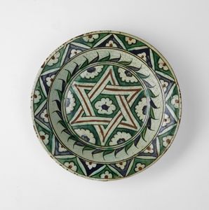 Arte Islamica - Raro piatto Iznik decorato con stella centrale  Turchia ottomana, XVII secolo