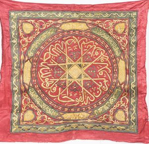 Arte Islamica - Tessuto su sfondo rosso ricamato con filo metallico  Turchia o Levante, XX secolo