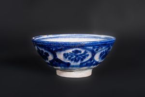 Arte Islamica - Ciotola in ceramica bianco e blu dipinta con motivi floreali Iran, XIX secolo