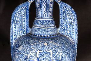 Arte Islamica : Vaso in ceramica in stile Alhambra  Europa, XX secolo  - Asta ASTA 286 - ARTE ISLAMICA E INDIANA include dipinti orientalisti - Associazione Nazionale - Case d'Asta italiane