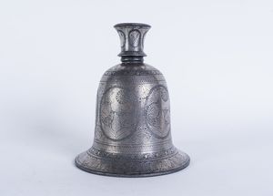 Arte Islamica - Base di huqqa bidri in forma di campana  India meridionale, tardo XIX secolo