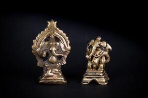 Arte Indiana - Gruppo di due piccole figure di Ganesh in bronzo  India, XVII secolo