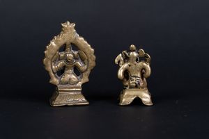 Arte Indiana : Gruppo di due piccole figure di Ganesh in bronzo  India, XVII secolo  - Asta ASTA 286 - ARTE ISLAMICA E INDIANA include dipinti orientalisti - Associazione Nazionale - Case d'Asta italiane