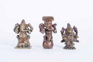 Arte Indiana - Gruppo di tre piccole figure di Ganesh in bronzo  India, XVII secolo