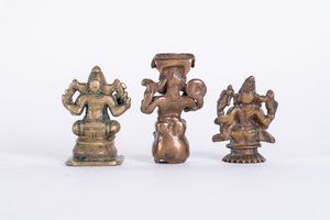 Arte Indiana : Gruppo di tre piccole figure di Ganesh in bronzo  India, XVII secolo  - Asta ASTA 286 - ARTE ISLAMICA E INDIANA include dipinti orientalisti - Associazione Nazionale - Case d'Asta italiane