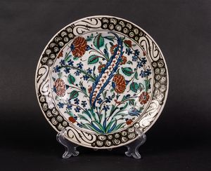 Arte Islamica - Piatto Iznik in ceramica decorato con giacinti e foglie di saz  Turchia  Ottomana, tardo XVI secolo