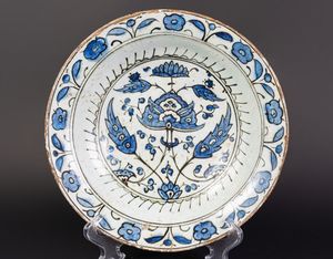 Arte Islamica - Piatto in ceramica Iznik con decorazione bianco e blu  Turchia Ottomana, tardo XVI - XVII secolo