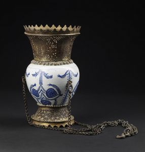 Arte Islamica - Vaso Kutahya in ceramica bianco e blu montato come incensiere Turchia Ottomana, XVIII secolo