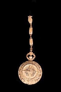 Arte Indiana - Pendente in forma di orologio apribile finemente intagliato con monumenti Mogul e figure  India Settentrionale, forse Rajasthan, tardo XIX-XX secolo