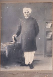 Arte Indiana - Fotografia coloniale in bianco e nero raffigurante un letterato  India, XIX-XX secolo