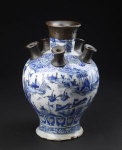 Arte Islamica - Grande vaso per tulipani in ceramica bianco/blu  Persia Safavide, XVII secolo