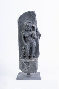 Arte Indiana - Frammento in pietra vulcanica raffigurante divinit  femminile stante  India Nord Orientale, periodo Pala, IX-XI secolo