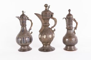 Arte Islamica - Tre caffettiere in metallo sbalzato ed inciso  Persia/Afghanistan, XIX secolo
