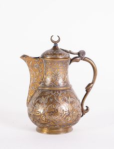 Arte Islamica - Piccola brocca in metallo intarsiato con filo d'oro e d'argento  Turchia, XIX secolo