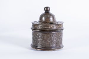 Arte Islamica - Porta inchiostro in bronzo  Persia selgiuchide, XII secolo