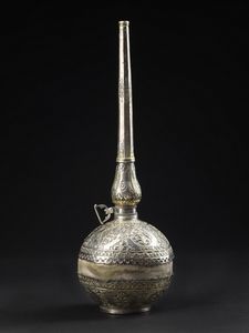 Arte Islamica - Bottiglia per polvere da sparo ricoperta in argento sbalzato e parzialmente dorato  Forse Algeria, XIX secolo