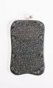 Arte Islamica - Pendente in giada spinacio con decorazione epigrafica  Persia, XIX secolo