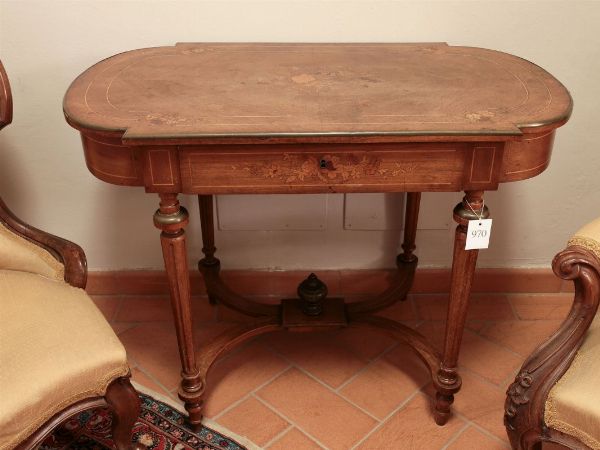 Tavolino in noce intarsiato in legni di frutto  - Asta Arredi e dipinti antichi - Associazione Nazionale - Case d'Asta italiane