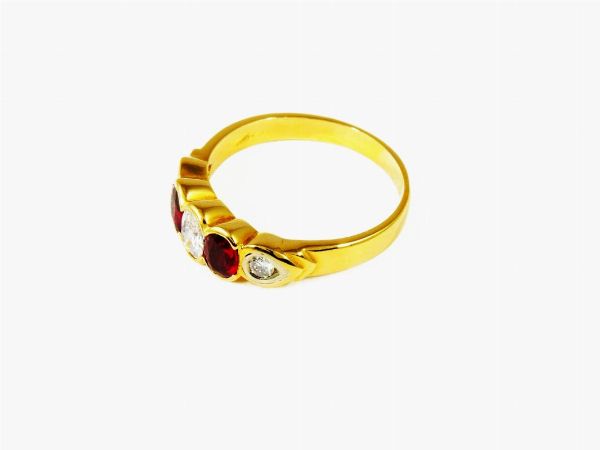 Anello a fascetta in oro giallo con diamanti e rubini  - Asta Gioielli e Orologi - Associazione Nazionale - Case d'Asta italiane