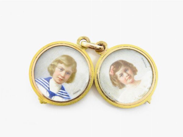 Medaglione apribile in oro giallo con 2 miniature di bambini firmate Grassis  - Asta Gioielli e Orologi - Associazione Nazionale - Case d'Asta italiane