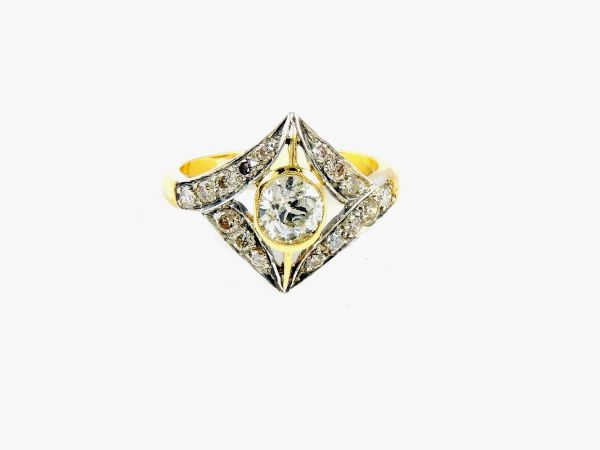 Anello in oro giallo e argento con diamanti  - Asta Gioielli e Orologi - Associazione Nazionale - Case d'Asta italiane