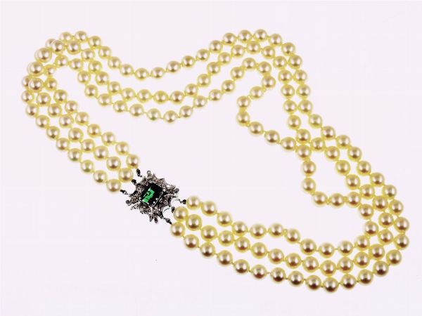 Collana a tre fili di perle coltivate Akoya con fermezza in oro bianco, diamanti e tormalina verde  - Asta Gioielli e Orologi - Associazione Nazionale - Case d'Asta italiane