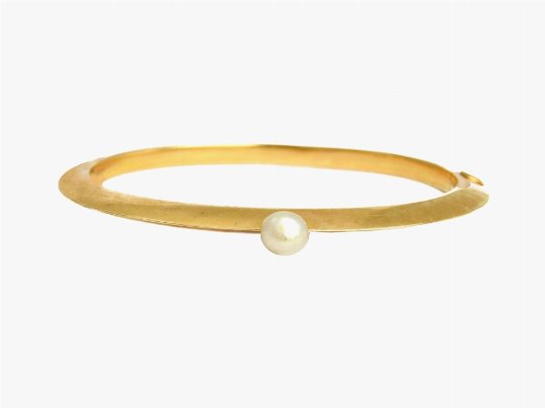 Due bracciali rigidi in oro giallo, diamanti, zaffiro e perla probabilmente naturale  - Asta Gioielli e Orologi - Associazione Nazionale - Case d'Asta italiane