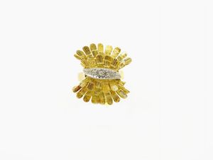 Anello in oro giallo e bianco con diamanti  - Asta Gioielli e Orologi - Associazione Nazionale - Case d'Asta italiane