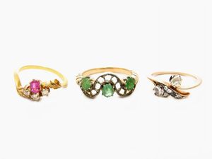 Tre anelli in oro giallo, diamanti e pietre colorate  - Asta Gioielli e Orologi - Associazione Nazionale - Case d'Asta italiane